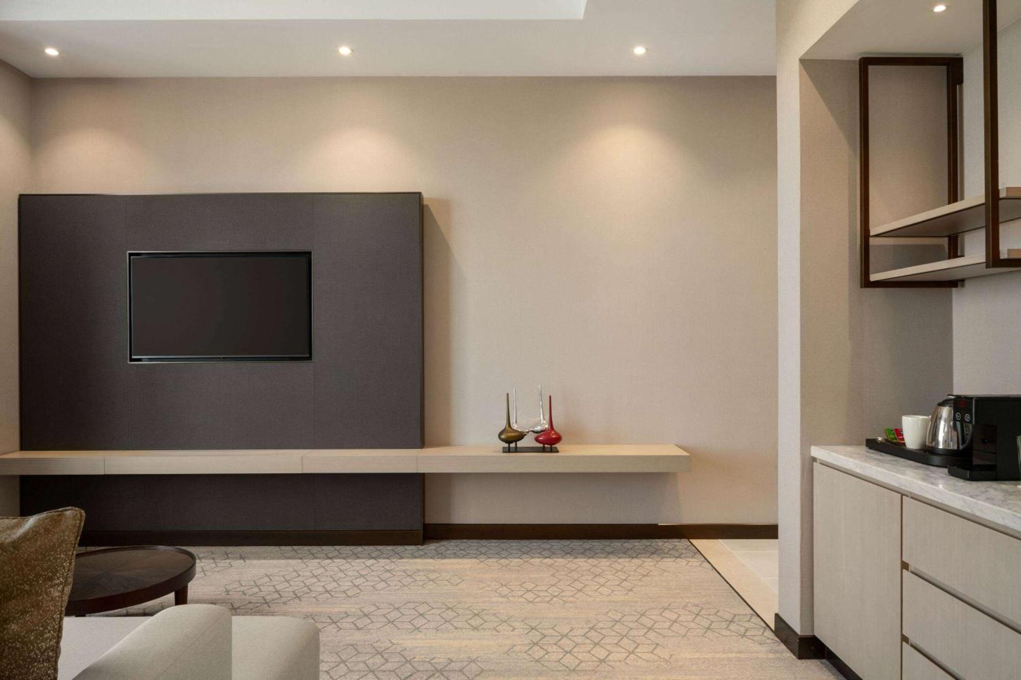 Ramada By Wyndham Riyadh King Fahd Road Exterior photo
