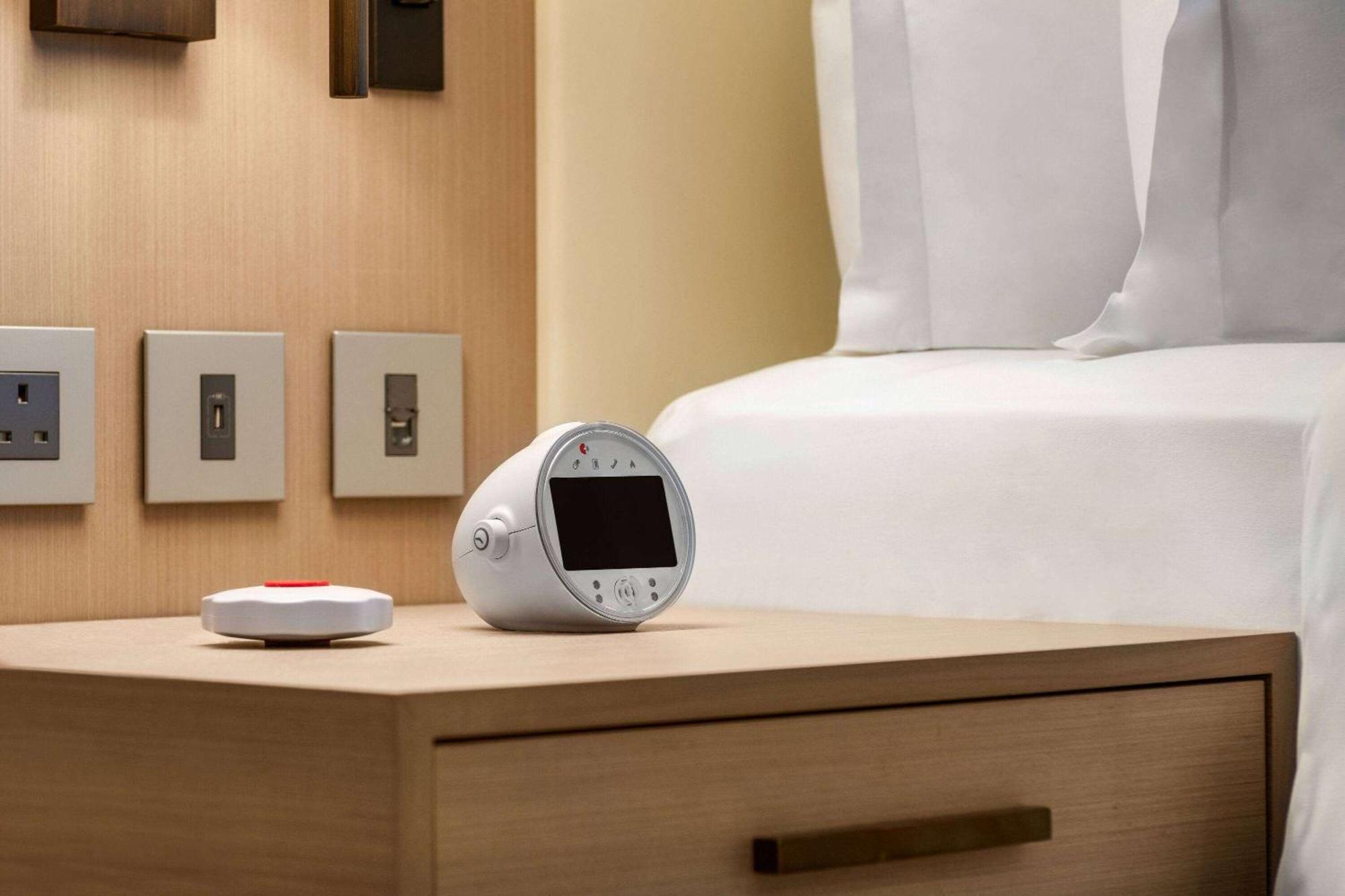 Ramada By Wyndham Riyadh King Fahd Road Hotel Exterior photo A bedside alarm