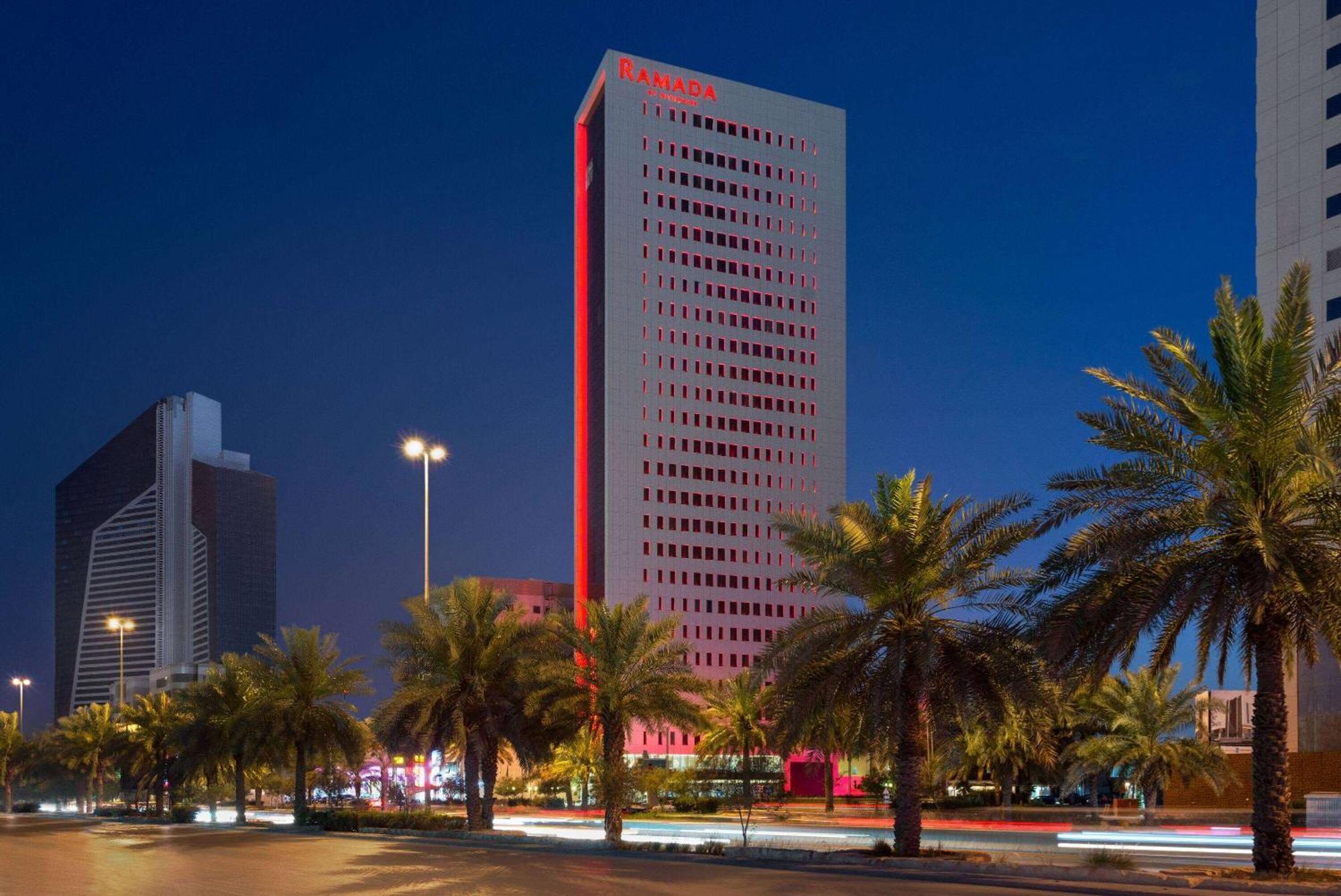 Ramada By Wyndham Riyadh King Fahd Road Exterior photo The hotel at night
