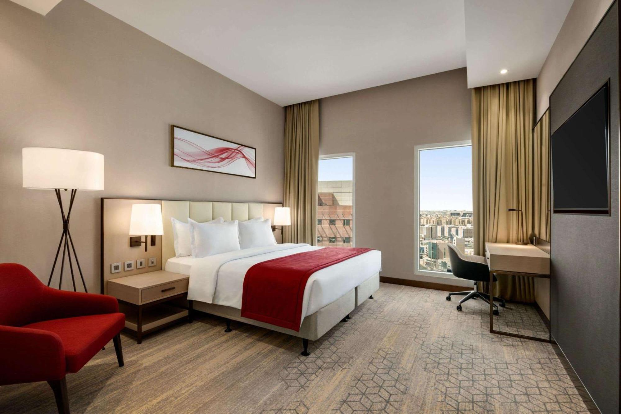 Ramada By Wyndham Riyadh King Fahd Road Exterior photo A guest room at the Hilton Garden Inn, London Heathrow