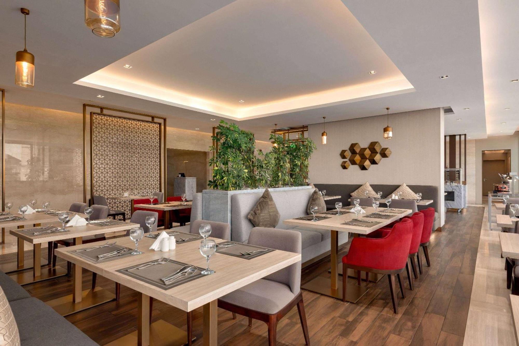 Ramada By Wyndham Riyadh King Fahd Road Exterior photo The restaurant