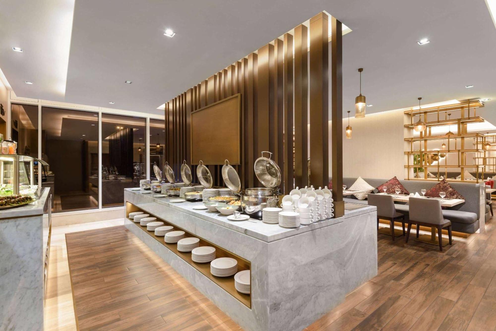 Ramada By Wyndham Riyadh King Fahd Road Exterior photo The restaurant