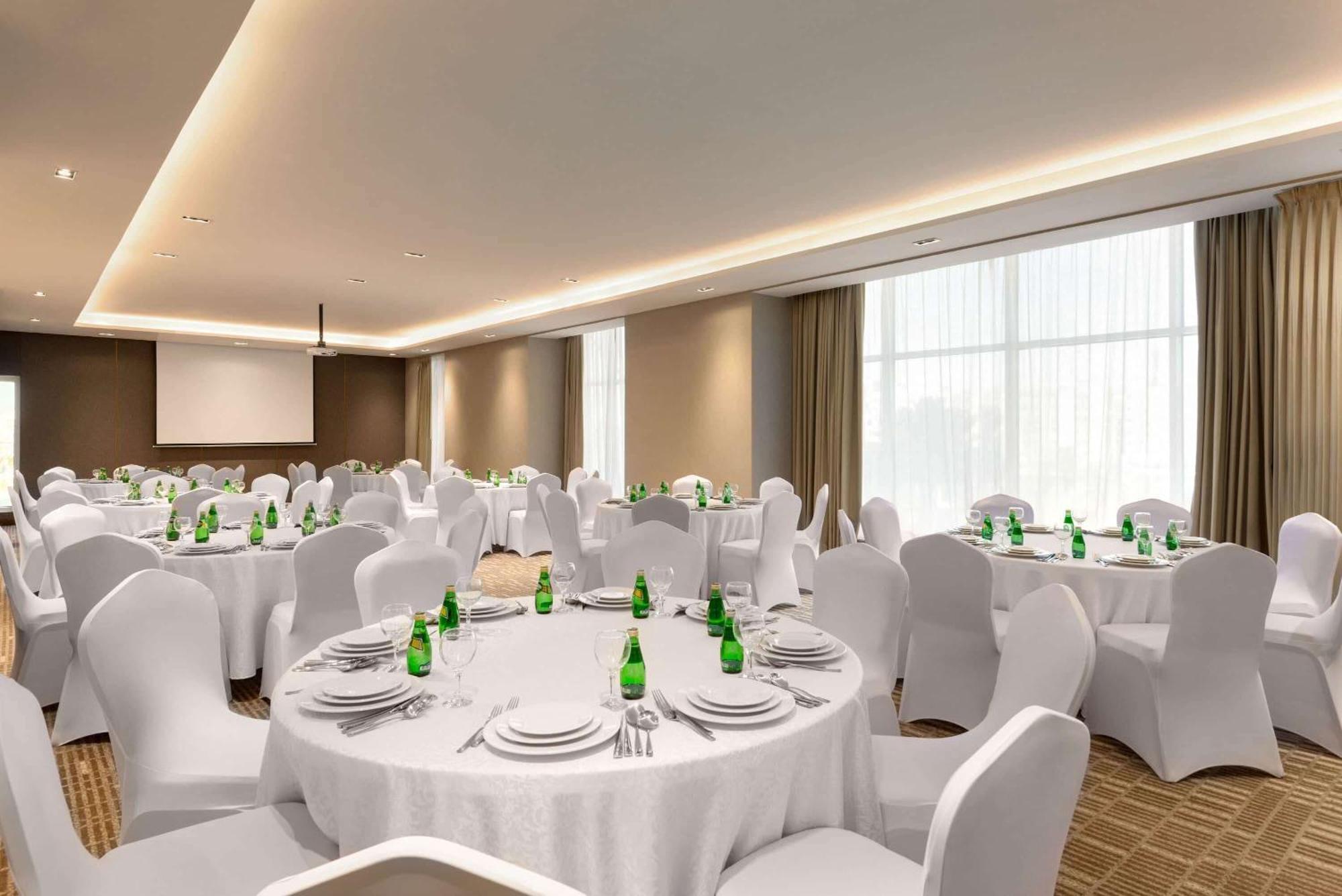 Ramada By Wyndham Riyadh King Fahd Road Hotel Exterior photo A typical banquet hall