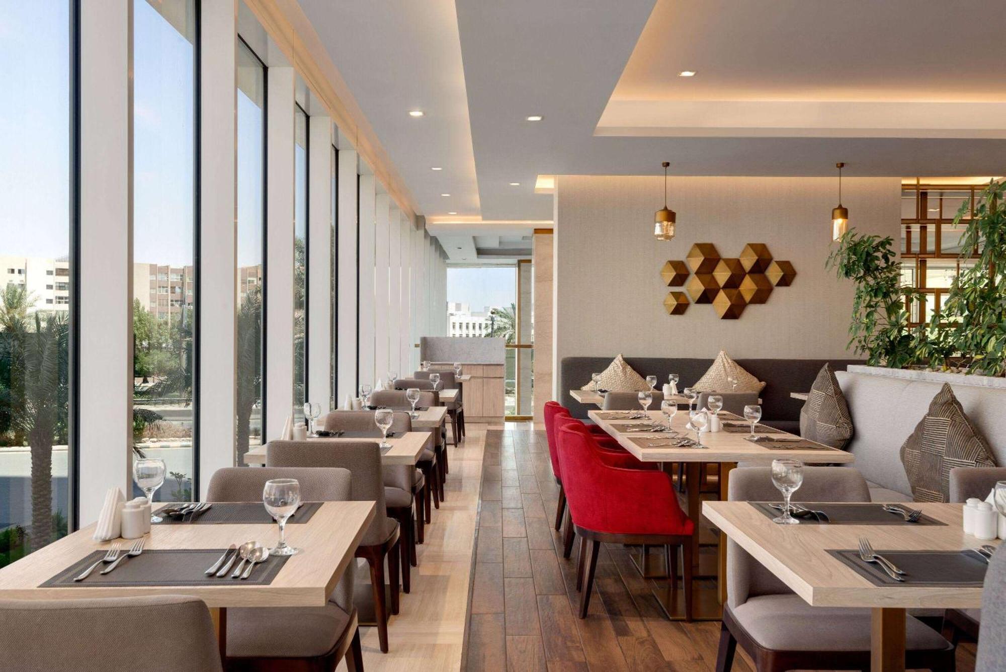 Ramada By Wyndham Riyadh King Fahd Road Exterior photo The restaurant